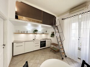 Refrigerador, horno, placa de cocina, cafetera/tetera