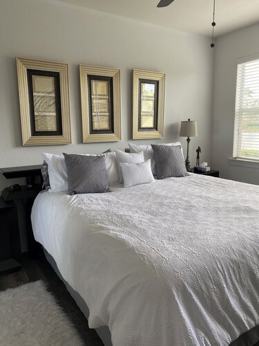 Charming 2-bedroom + office condo with WiFi, fitness room in gorgeous Fort Myer