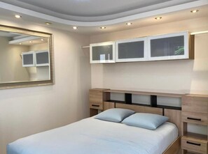 1 bedroom, iron/ironing board, WiFi, bed sheets - Furnished studio with shared courtyard in city center (Montluçon)