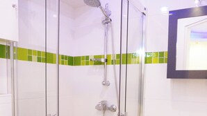 Douche, sèche-cheveux, serviettes fournies, papier toilette