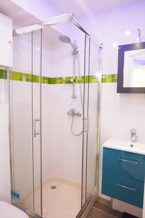 Dusche, Haartrockner, Handtücher, Toilettenpapier