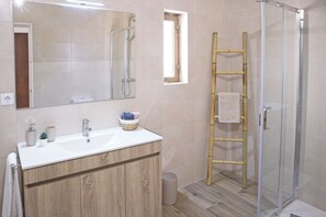 Een douche, een haardroger, een bidet, handdoeken