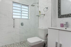 Dusche, Haartrockner, Handtücher, Seife