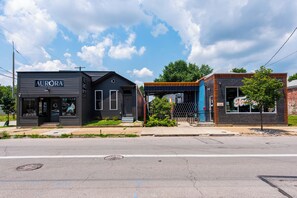 Exterior - Cozy dream 2 Bed corporate apartment 2min Downtown in Central Louisville (Louisville)