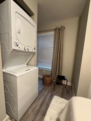 Interior - Cozy dream 2 Bed corporate apartment 2min Downtown in Central Louisville (Louisville)