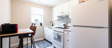 Microondas, horno, parrilla de estufa y lavavajillas