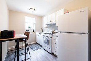 Microwave, oven, stovetop, dishwasher - Cozy dream 2 Bed corporate apartment 2min Downtown in Central Louisville (Louisville)