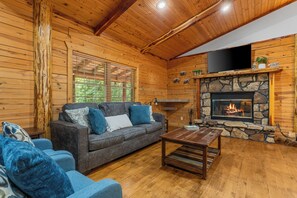Smart TV, fireplace - Private hot tub-Cozy Dog-Friendly Cabin Near Town! (Hollister)