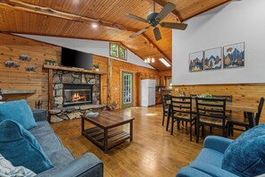 Smart TV, fireplace - Private hot tub-Cozy Dog-Friendly Cabin Near Town! (Hollister)