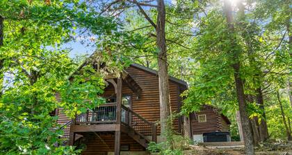 Nature meets convenience at this 2brCabin! Hot tub