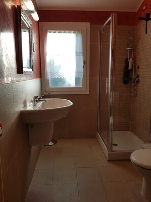 Dusche, Haartrockner, Handtücher, Seife
