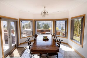 Dining - Breathtaking Views of Skaha Lake & Mountains Our 6BR/5.5BA with Hot Tub (Okanagan Falls)