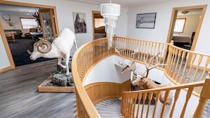 Un escalier avec des rampes en bois et un lustre.