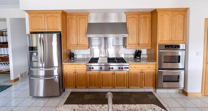 Breathtaking Views of Skaha Lake & Mountains Our 6BR/5.5BA with Hot Tub