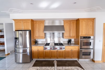 Breathtaking Views of Skaha Lake & Mountains Our 6BR/5.5BA with Hot Tub