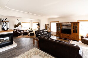 Smart TV, fireplace, DVD player, books - Breathtaking Views of Skaha Lake & Mountains Our 6BR/5.5BA with Hot Tub (Okanagan Falls)