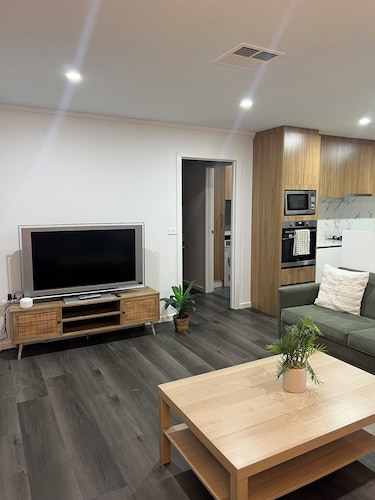 Modern 3-Bedroom Home, Belconnen – Free Parking