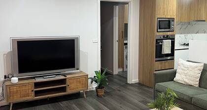Modern 3-Bedroom Home, Belconnen – Free Parking