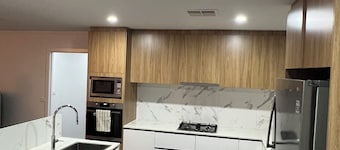 Modern 3-Bedroom Home, Belconnen – Free Parking