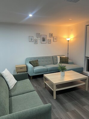 TV - Modern 3-Bedroom Home, Belconnen – Free Parking (Higgins)