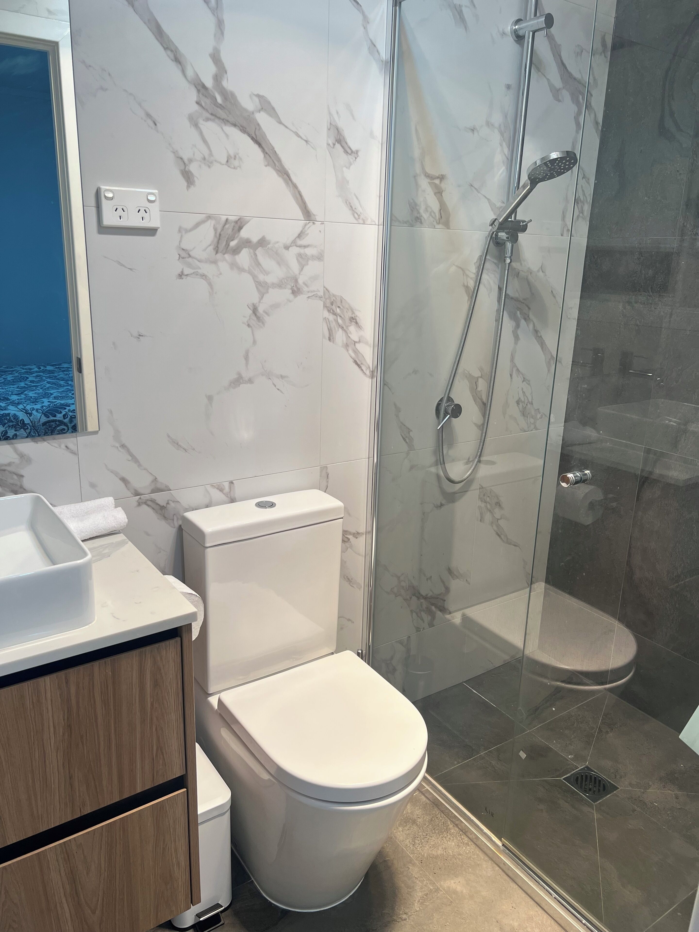 Dusche, Haartrockner, Handtücher, Seife