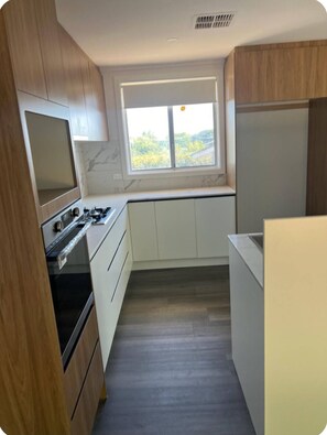 Fridge, microwave, oven, stovetop - Modern 3-Bedroom Home, Belconnen – Free Parking (Higgins)