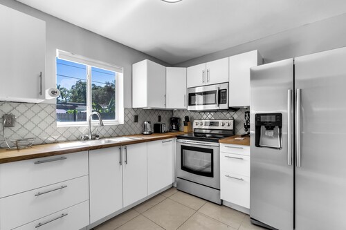 Stylish Miami Oasis: 4BR, 2 BA, Saltwater Pool, Gated Parking, 10 Mins to Beach