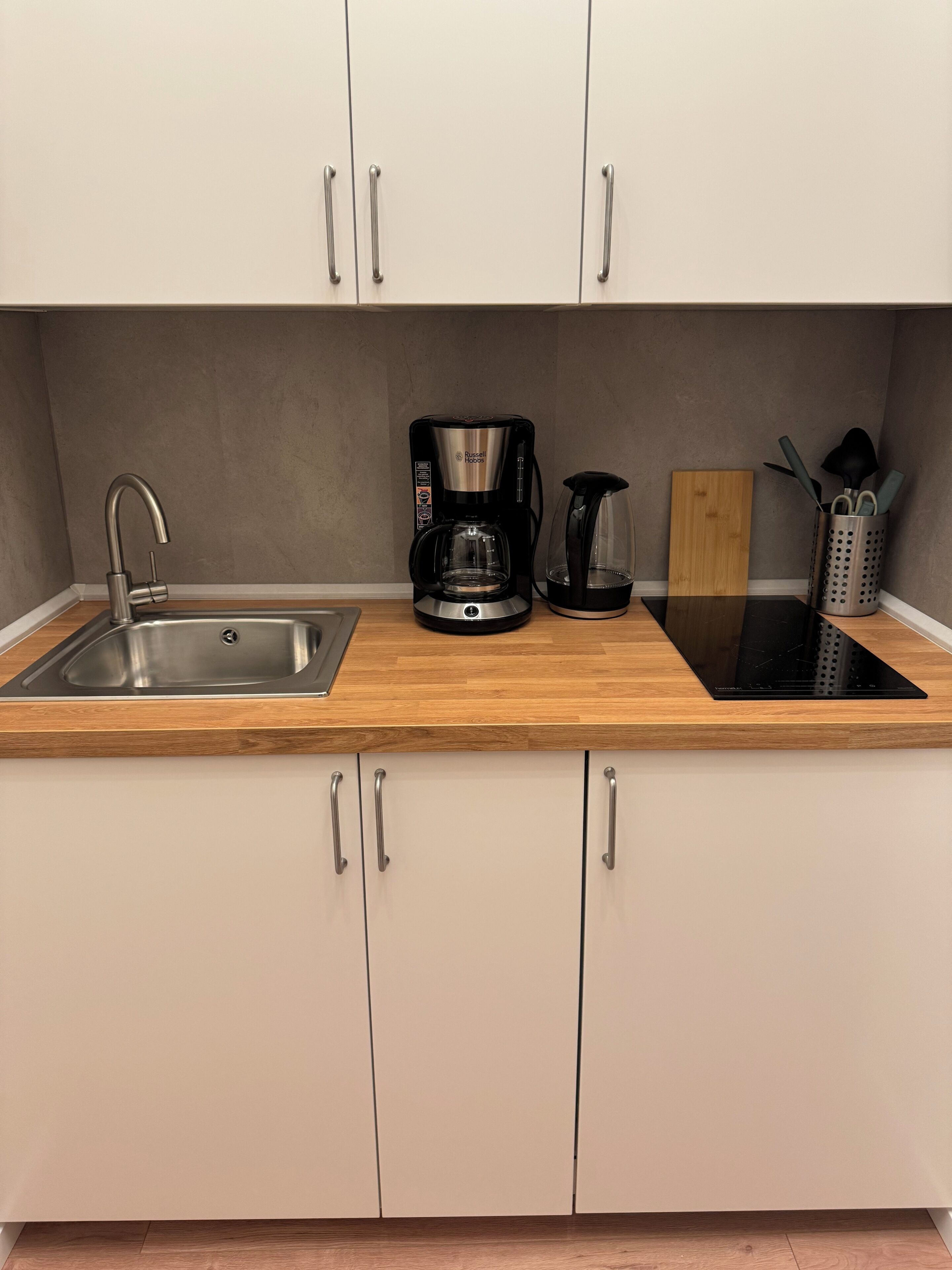 Frigorifero, microonde, piano cottura, macchina per tè/caffè