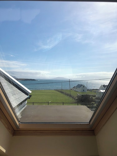 Spacious 5-bedroom house with sea views for up to 12 guests in beautiful Achill