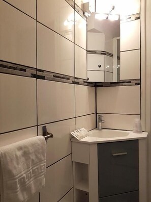 Unclassified image, 3 of 12, button - Le Déclic (Bayeux)