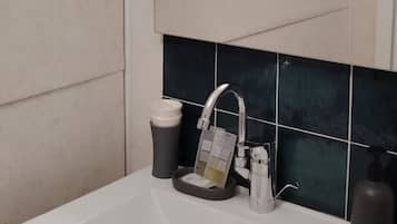 Asciugacapelli, asciugamani, sapone, shampoo