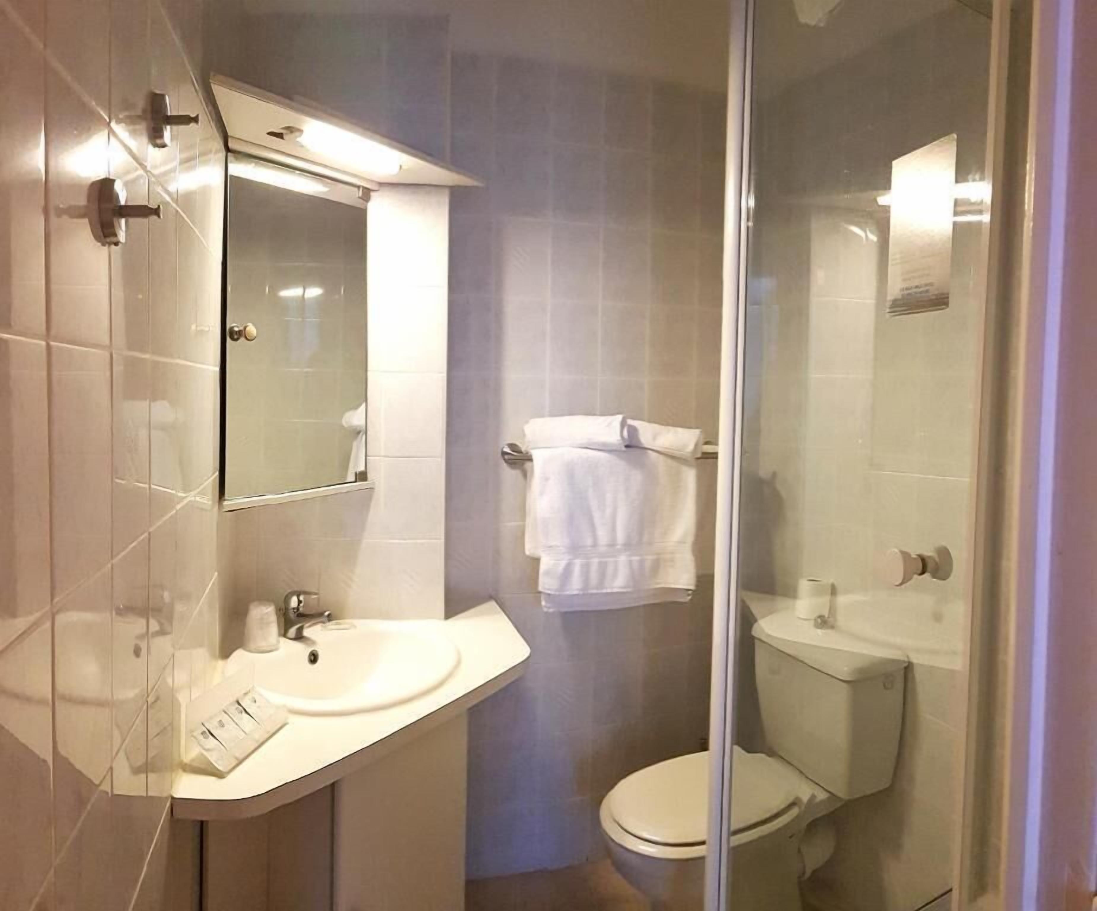 Een haardroger, handdoeken, zeep, shampoo