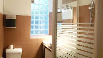 SĂšche-cheveux, serviettes fournies, savon, shampoing