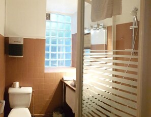 Hiustenkuivaaja, pyyhkeet, saippua, sampoo