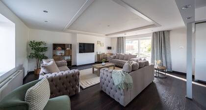 7 Bed Barn with Hot Tub, Cinema and Games Room