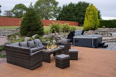 7 Bed Barn with Hot Tub, Cinema and Games Room
