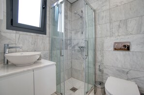 Dusche, Haartrockner, Handtücher