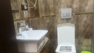 Chambre Double pour 1 personne, vue ville | Salle de bain | Douche, articles de toilette gratuits, sĂšche-cheveux, savon