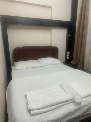 Bureau, espace de travail pour ordinateur portable, Wi-Fi gratuit