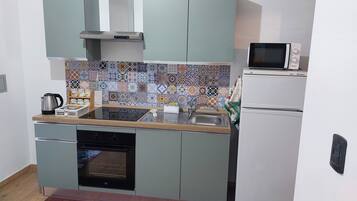 Kühlschrank, Mikrowelle, Ofen, Herdplatte