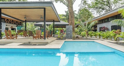 New Luxury Villa in central Guiones - walk to the beach, large pool & parking