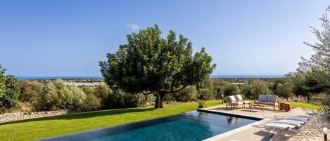 حمّام سباحة مُدفَّأ