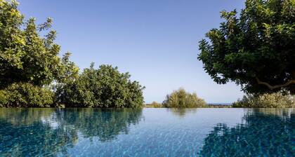 Beautiful villa with pool, jacuzzi and panoramic view of the countryside.