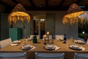 Outdoor dining - Beautiful villa with  pool, jacuzzi and panoramic view of the countryside. (Modica)