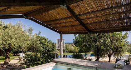 Beautiful villa with pool, jacuzzi and panoramic view of the countryside.