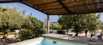 Beautiful villa with pool, jacuzzi and panoramic view of the countryside.