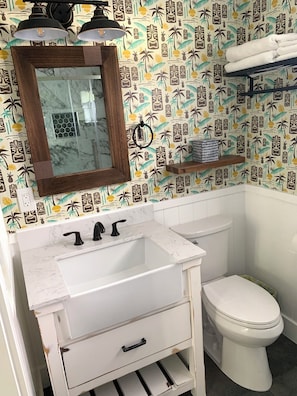 Sèche-cheveux, serviettes fournies, savon, papier toilette