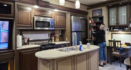 Cozy RV with WiFi and HVAC in Glendale/North Phoenix Luxury Fifth wheel camper
