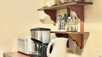 Fridge, microwave, oven, coffee/tea maker