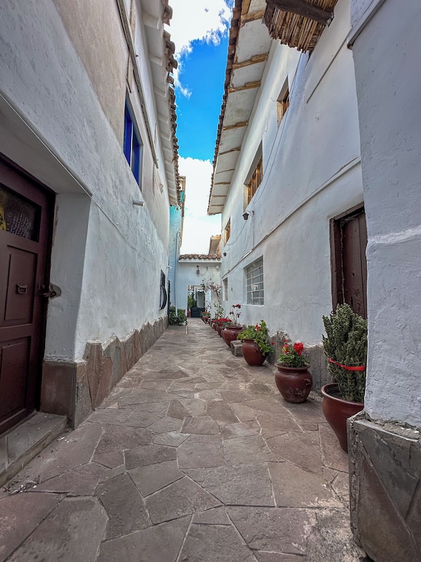 المنطقة المحيطة بالمنشأة